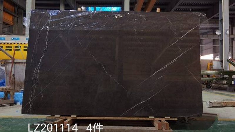 在建筑和室内装饰领域，选择石材时不仅要考虑亮度，还要考虑以下因素：
